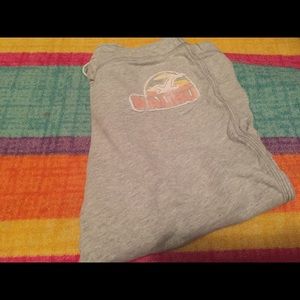 MEDIUM HOLLISTER CAPRI GREY SWEATPANTS